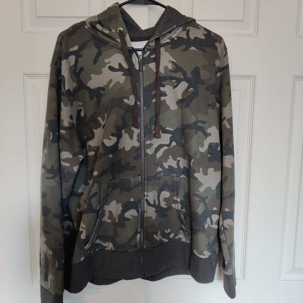 Super soft camo zip up hoodie